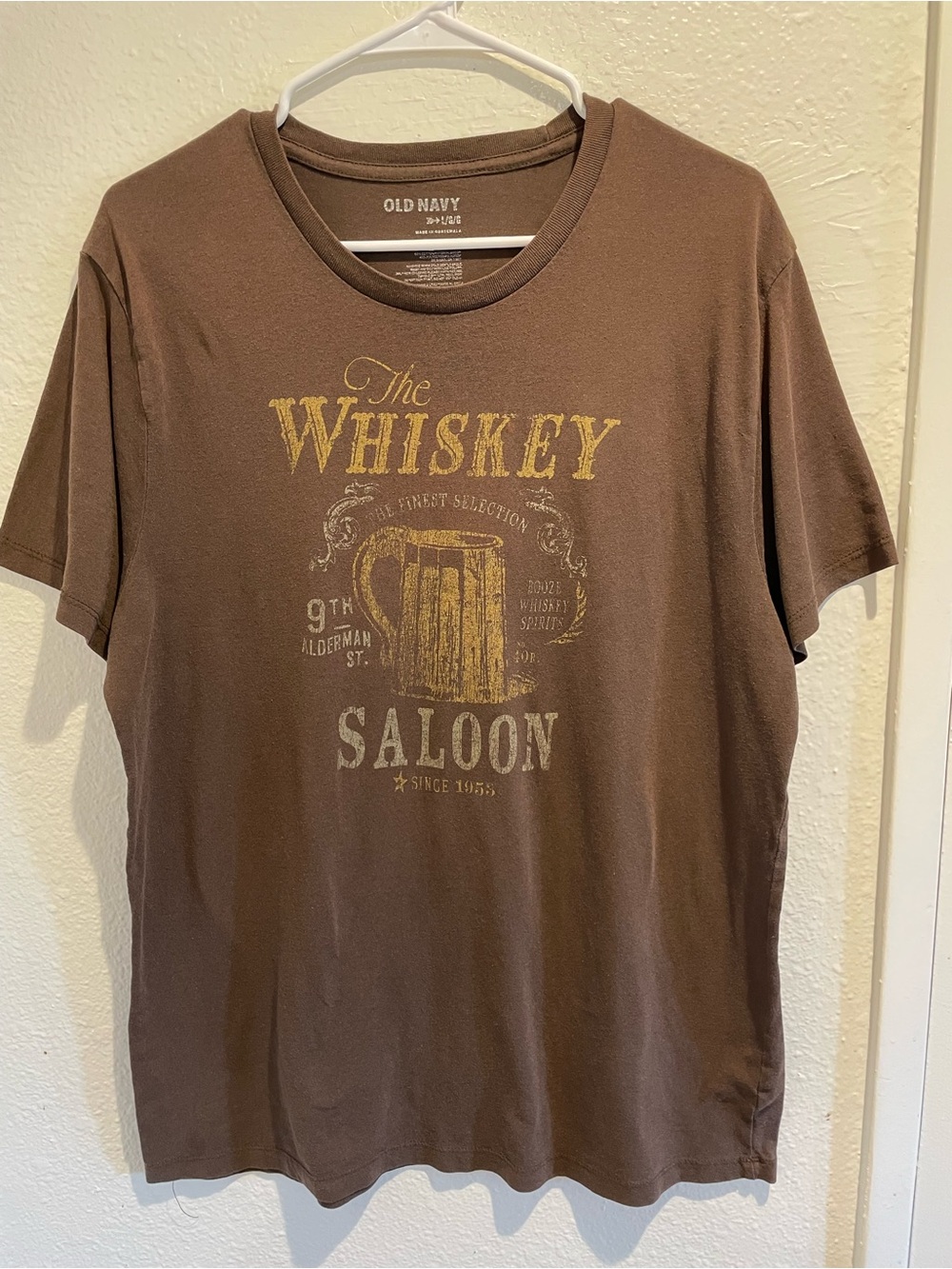 🍺 Old Navy Men’s Whiskey Saloon Graphic Tee | Distressed Brown L 🤠